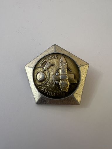 Спутник луны космос