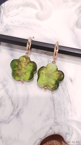 Серьги ручной работы из стекла салатовый в золоте