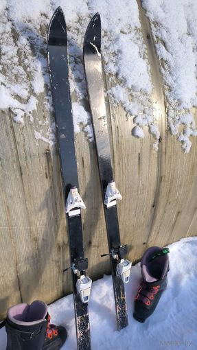 Лыжи и ботинки