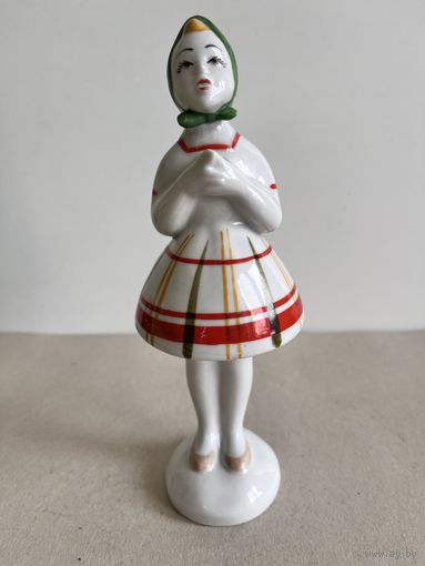 СТАТУЭТКА ФАРФОРОВАЯ "ПОЮЩАЯ ДЕВОЧКА. ЮНАЯ ПЕВИЦА". 18*6,5*6,5 СМ. ЗХК ПОЛОННОЕ. РАННИЙ ВЫПУСК. СМ.ФОТО, КЛЕЙМО И ОПИСАНИЕ.