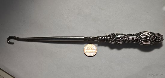 Для застегивания пуговиц  серебро ( ручка )