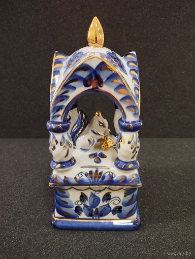 Шкатулка фарфоровая Белочка с золотыми орешками, Гжель