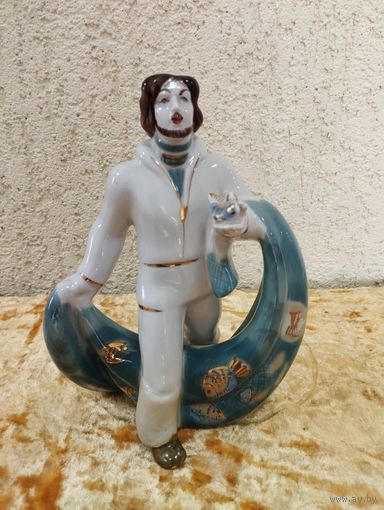 Статуэтка фарфоровая Рыбак с неводом, Полонное. СССР