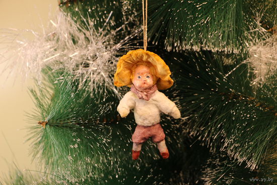 Ёлочная игрушка папье-маше, "Мальчик в шляпе".