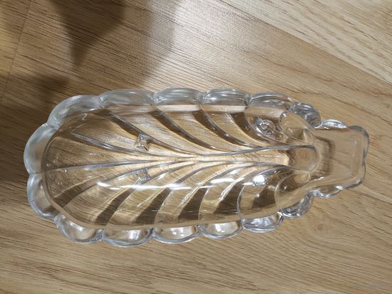 Винтажныое блюдо из прессованного прозрачного стекла.