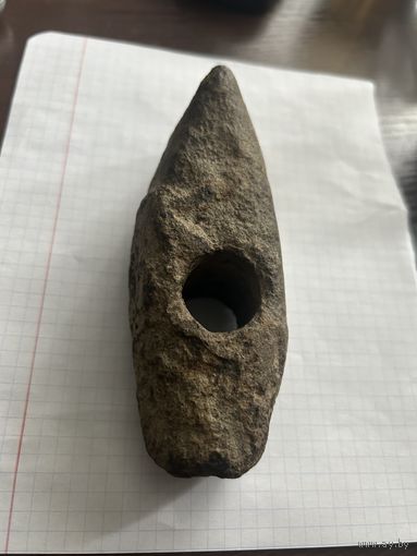 Оригинальный сверлённый каменный топор