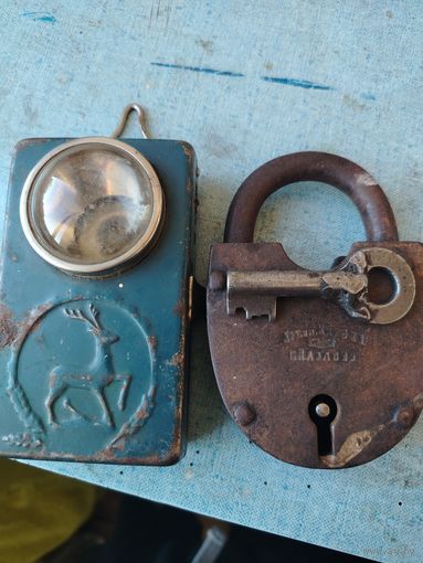 Старый фонарик и замок