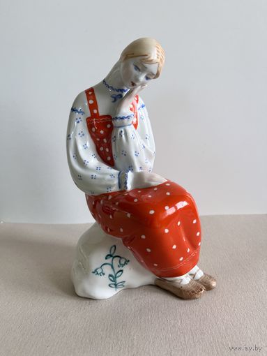 СТАТУЭТКА ФАРФОРОВАЯ  "АЛЕНУШКА НА КАМНЕ".  РАЗМЕР - 19*11*10 СМ. 1976-1991 ГОДА. КИЕВ. КЭКХЗ. УКРАИНА. ПЕРВЫЙ СОРТ ! СМ.ФОТО И ОПИСАНИЕ.