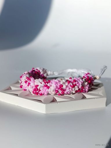 Широкий вязаный браслет из бисера