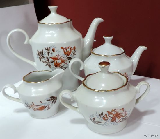 Сервиз фарфоровый 70-е годы СССР. Рига. (Чайник большой и малый, сливочник, сахарница) - 4 предмета.