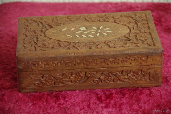 Шкатулка , дерево инкрустация латунью ( 12,5 см х 20,5 см , высота 6,5 см )