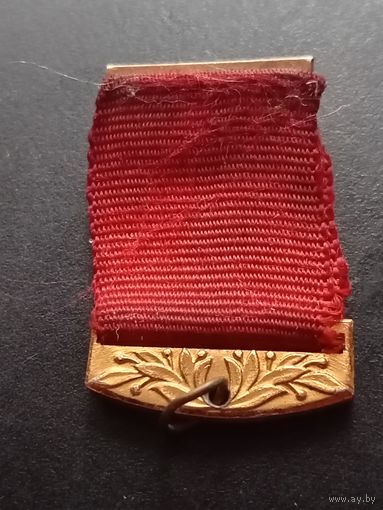 Верх значка с красной лентой (защёлка сломана)