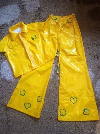 Желтый маскарадный костюм на рост 152 см. Замеры: жакет длина 45 см, ПОгруди 44 см. Брюки длина 93 см, ПОталии тянется на резинки 25-36 см. Отлично тянется талия. Классный костюм, не носили.