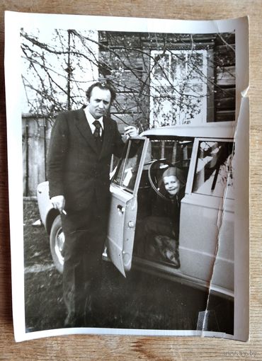 Фото у автомобиля. 9х12 см.