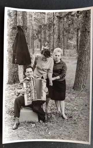 Фото из СССР. В компании с аккордеонистом. 11х16 см.