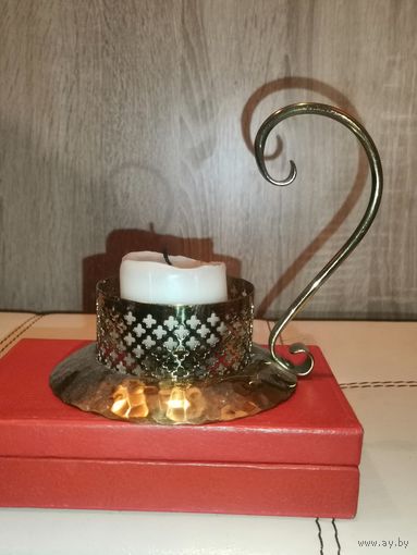 Латунный, прикроватный подсвечник с ручкой для свечи большого диаметра, высота с ручкой 12.5 см.