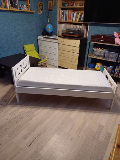 Продам детскую кровать с матрасам. Размер матраса 70/160
