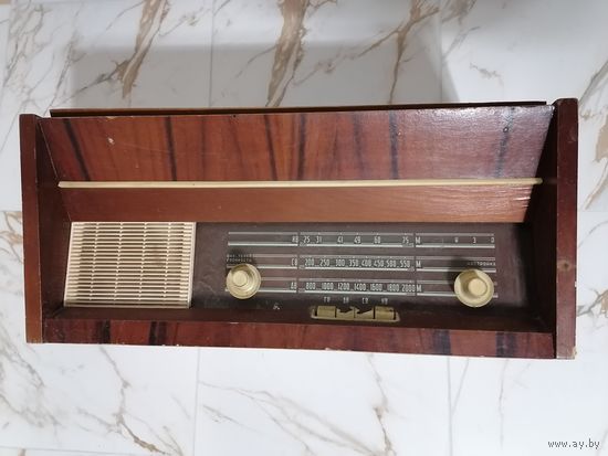 Старинная советская радиола "Рекорд"