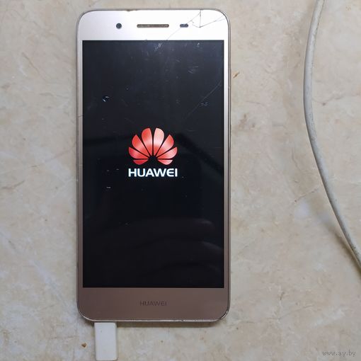 Продам смартфон Huawei в золотистом цвете: есть трещины на сенсоре (стекле) в верхней части экрана. Рабочий..