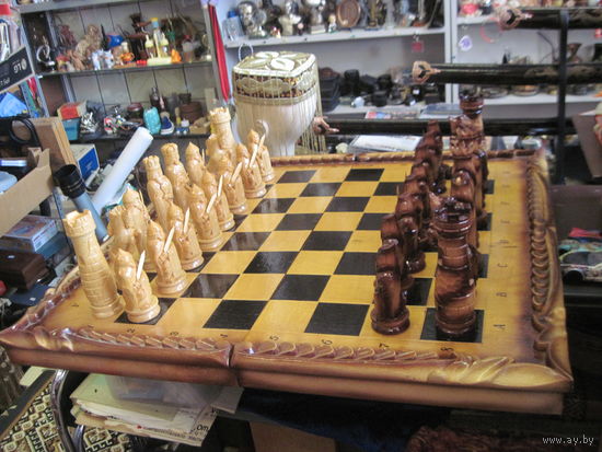 Превосходные большие резные деревянные шахматы(воины). Доска 69х65 см.