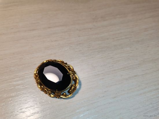 Позолоченная брошь, времён СССР, клеймо МКП, размер 3*2.5 см., вставка без сколов.