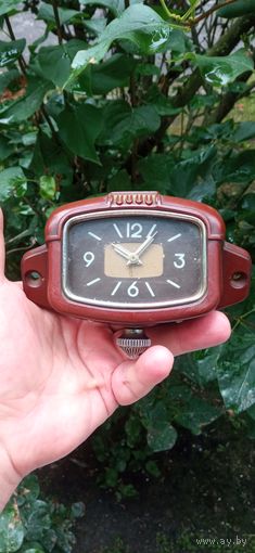 РЕДКИЕ  Автомобильные часы ДЛЯ МОСКВИЧ 403 КОРПУС БАКЕЛИТ СОСТОЯНИЕ   !!!   НЕ НА ХОДУ . Распродажа Коллекции !!! .Экспресс  Аукцион    не с рубля.Много лотов в продаже .