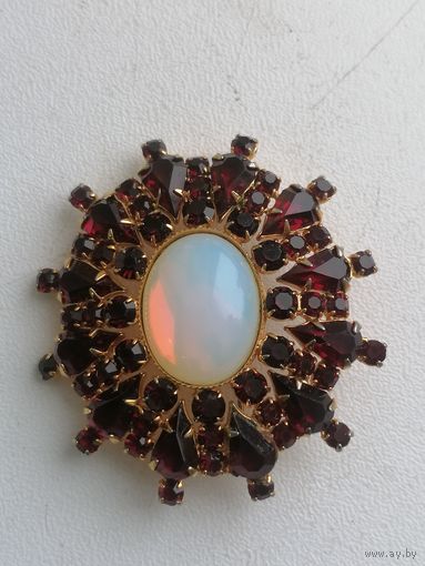 Брошь с лунным камнем и гранатовым стеклом, торги с Рубля