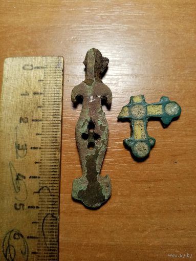 Часть нательного крестика и что-то