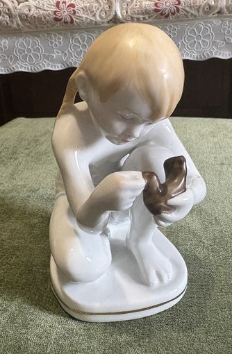 Статуэтка Девочка с голубем ( юный скульптор ) ЛФЗ