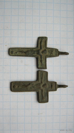Два однотипных католических крестика. Бронза, литье.