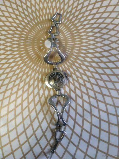 Часы наручные  с браслетом СЛАВА . В ремонт,коллекцию,на запчасти. Состояние на скане.