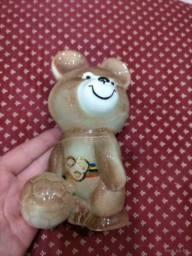 Мишка олимпийский с мячом