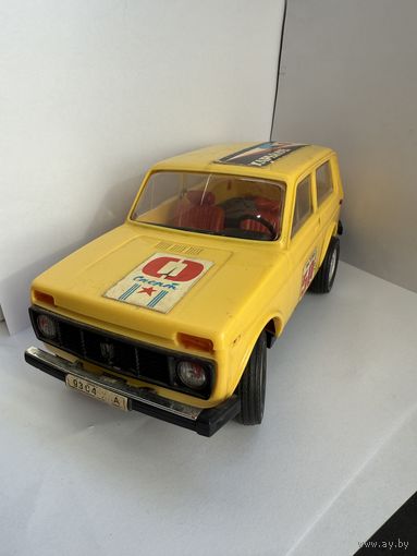 Старт с 1 рубля ! Советская машина модель ваз Нива игрушка СССР пластик ! Смотрите другие лоты ,много распродаж !