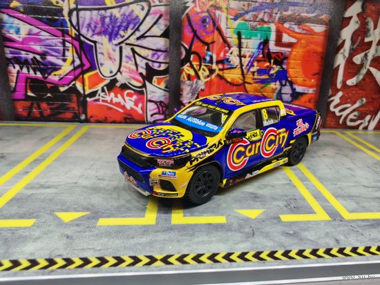 Коллекционная модель 1/64 Tarmac Toyota Hilux SuperUtes Series 2018