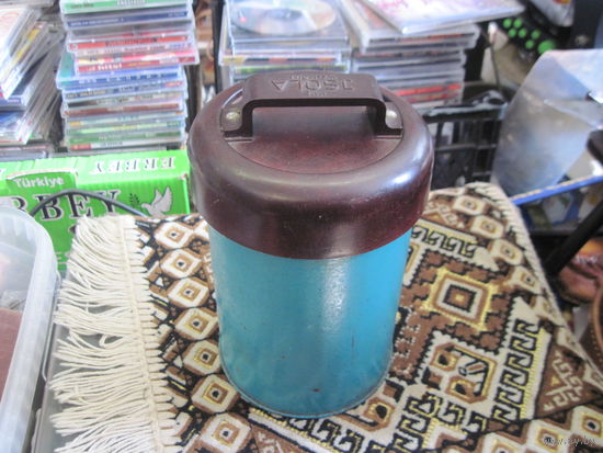 Старый термос ГДР с бакелитовой крышкой.