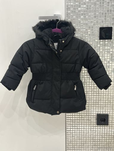 Куртка пальто зимнее для девочки 104-110 рост Waikiki, Турция.   Отличная теплая приталенная удлиненная куртка. Внутри густой мех по всей длине. Теплая, не маркая, непродуваемая.  Состояние отличное.