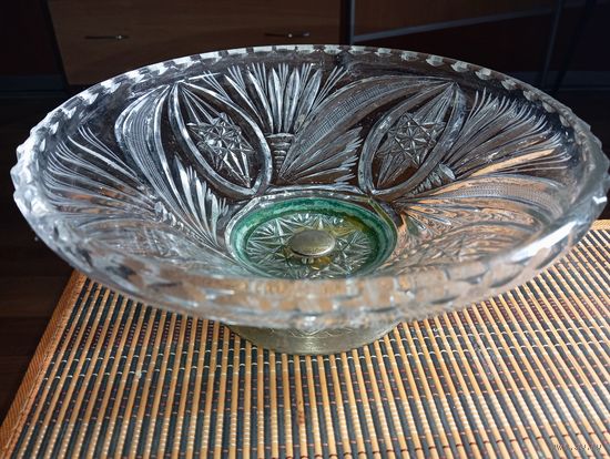 Винтажная хрустальная ваза - фруктовница или конфетница на металлической ножке