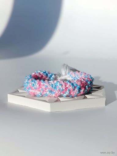 Широкий вязаный браслет из бисера