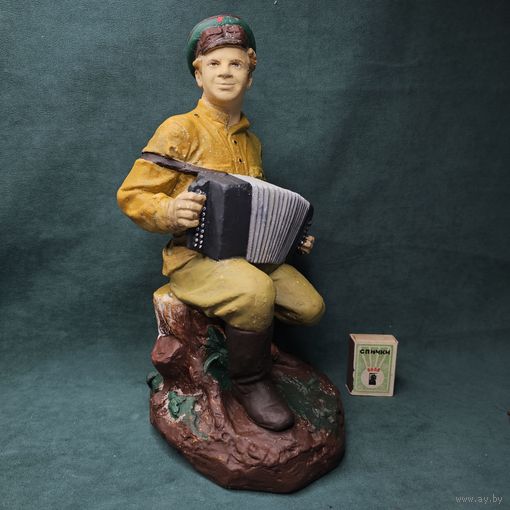 Большая Статуэтка СССР Солдат Красноармеец с гармошкой Партизан Летчик пилот !!!