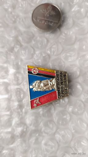 Значки ГДР памятник освободителям в Берлине