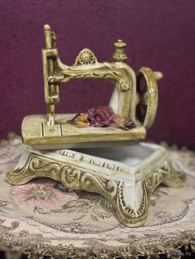 Шкатулка в виде старинной швейной машинки, Европа, много лотов с рубля