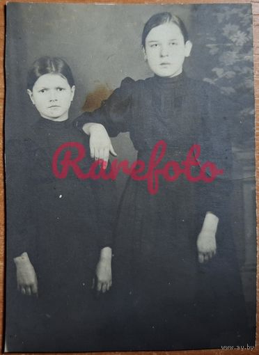 1910-е Открыточный формат две сестры ретро типажи обрезано студийное фото