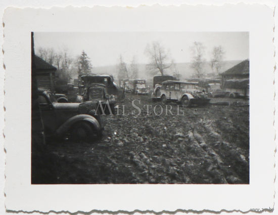 Немецкий автотранспорт на деревенской улице. Восточный фронт, СССР.