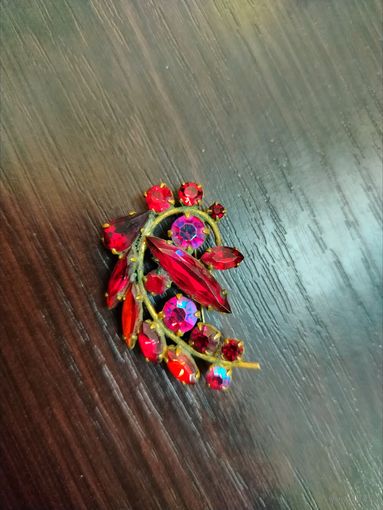 Винтажная брошь в виде цветочной ветки , украшена красными кристаллами и камнями с эффектом Aurora Borealis (северное сияние ) в хорошем состоянии без потерь камешков и с защелкой рабочей .