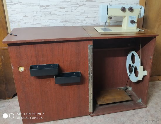 Швейная машина эпохи СССР ЧАЙКА-143 со столом, рабочая