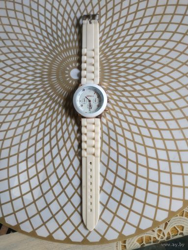 Часы наручные  с браслетом.Состояние на скане. В коллекцию,ремонт,на запчасти.