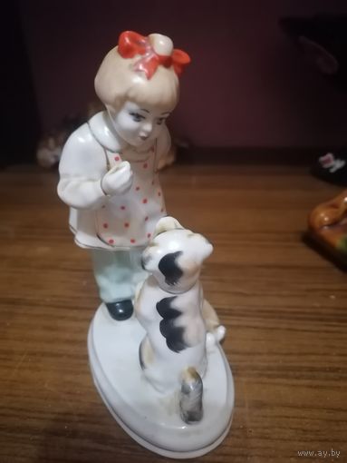 Фарфоровая статуэтка