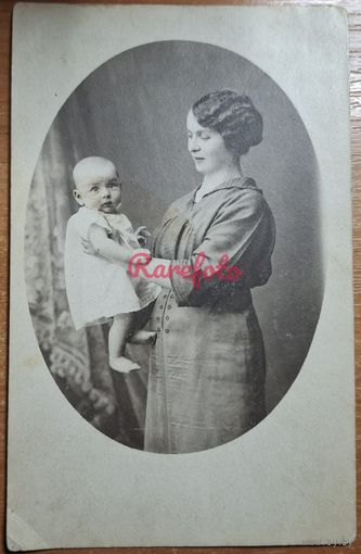 1910-е Открыточный формат Мама с ребенком студийное фото типажи прошлого ретро