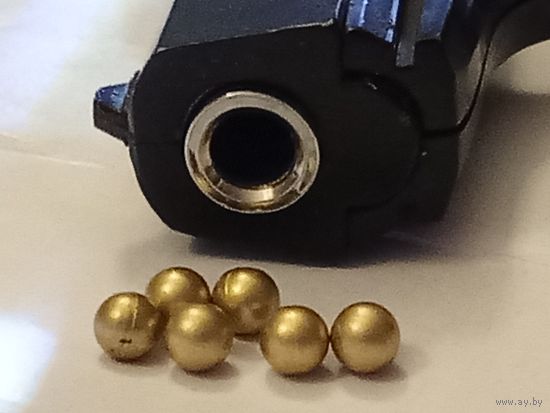 Игрушечный пистолет для стрельбы пластмассовыми шариками 6мм.