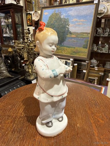 "Первый счёт", ЛФЗ. 1950-1954 г.г. Автор Г. Столбова. Высота 20,3 см.